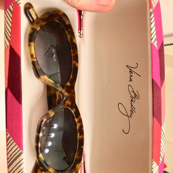 Diff sunglasses with A Gucci case . Both are new. - Picture 2 of 6